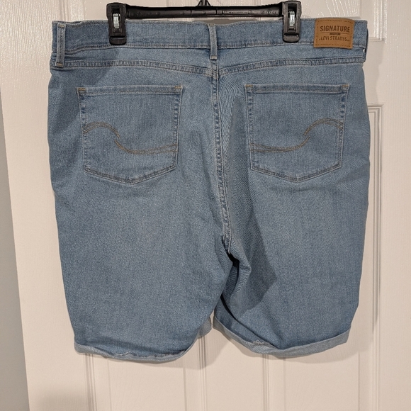 Signature by Levi Strauss Light Wash Denim Bermuda Shorts in Size 22 (W36) - Picture 6 of 12